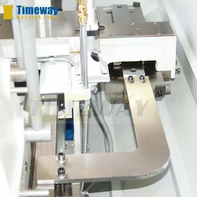 590kgの重量と他のツールポストステーションを持つ水平間隙床金属回転機