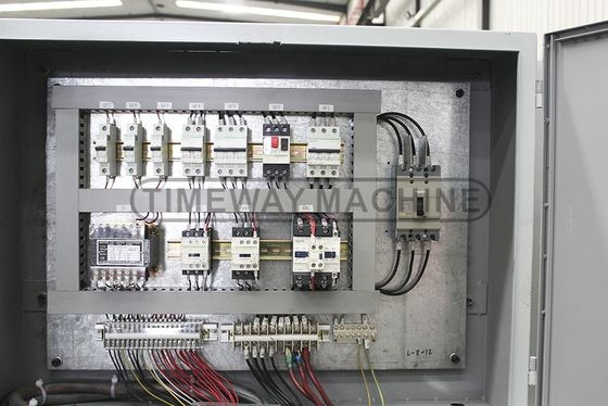 3900 KG 重さ 3725x1473x1622 mm 熱エンジン ローツメタルターニングマシン 糸を切る