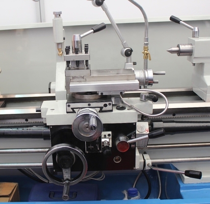 中程度の負荷のユニバーサル機械精密回 lathes Max. 作業部品の長さ1000mm