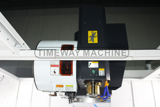 VMC1370 大型垂直加工センター 1300mm テーブル移動のCNCフレーシングマシン